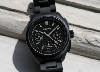 Bulova Lunar Pilot Black Hole 41mm: Cuộc đổ bộ của Vẻ đẹp Vũ trụ thu nhỏ!